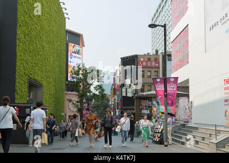 Englisch, chinesische und japanische Zeichen Willkommen ausländische Touristen zum Einkaufen und Essen Myeon-dong Einkaufsviertel, Seoul, South Kore Stockfoto