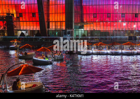 Nach Einbruch der Dunkelheit, Leute, genießen Sie schwimmt auf dem Fluss Han an Sebitseom Insel innerhalb Banpo Hangan Park, Seoul, Südkorea. Stockfoto