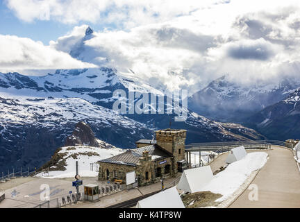 Majestic verträumter Blick auf verschneite Gornergrat Station und der legendäre Matterhorn Gipfel ummantelt mit Wolken, Zermatt, Schweiz, Europa. Stockfoto