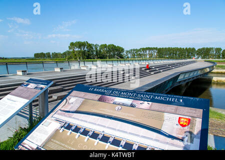 Frankreich, Manche (50), Le Mont-Saint-Michel, Barrage sur le Couesnon // Frankreich, Manche, Mont Saint Michel, Staudamm über dem Couesnon-Fluss Stockfoto
