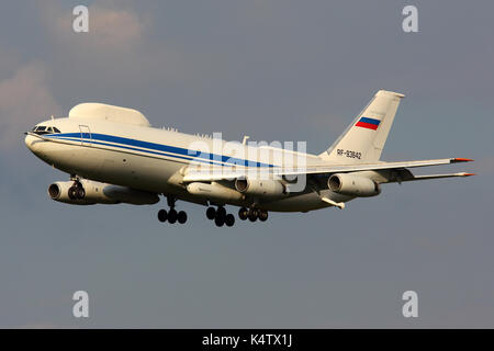 Am Chkalovsky Prospekt, Moskau, Russland - Juni 3, 2015: Ilyushin Il-86 VKP RF -93642 der russischen Luftwaffe Landung am Chkalovsky Prospekt. Stockfoto