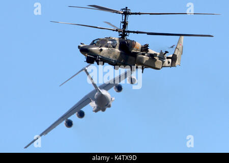 Schukowski, Moskau, Russland - 18. August 2013: Kamov Ka-52 062 Gelb und Iljuschin IL-76 MD-90 EIN IL-476 78650 in Schukowski bei der MAKS-2013 Stockfoto