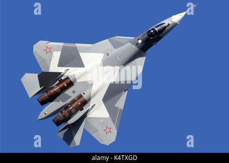 Schukowski, Moskau, Russland - 20. August 2011: SUCHOI T-50 PAK-FA051 BLAU Kampfjets der fünften Generation der russischen Luftwaffe Die demonstra Stockfoto