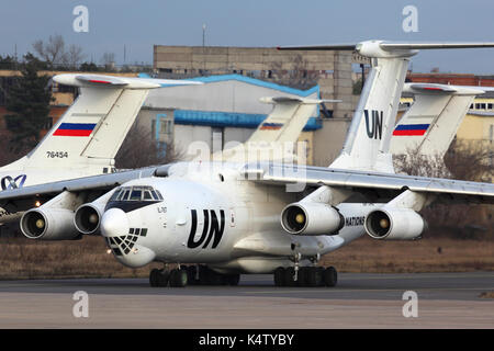 Schukowski, Moskau, Russland - November 20, 2013: Iljuschin IL-76T der Vereinten Nationen RA -76457 Rollen in Schukowski. Stockfoto