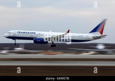 Domodedovo, Moskau, Russland - 22 April 2011: Transaero Tu-214 RA -64549 Landung am internationalen Flughafen Domodedovo. Stockfoto