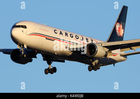 Scheremetjewo, Moskau, Russland - 28 Dezember, 2015: CargoJet Airways Boeing 767-328 ER C-GVIJ Landung am internationalen Flughafen Scheremetjewo. Stockfoto