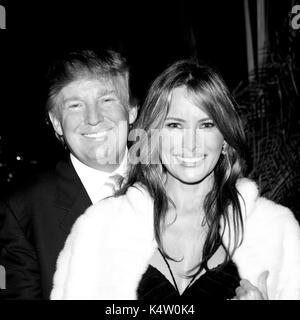 PALM Beach, FL - 2005: Donald Trump und Melania Knauss im Mar-A-Lago Verein im Jahr 2005 in Palm Beach, Florida. Personen: Donald & Melania Trump Getriebe Ref: MNC 79 MPI 122/MediaPunch Stockfoto