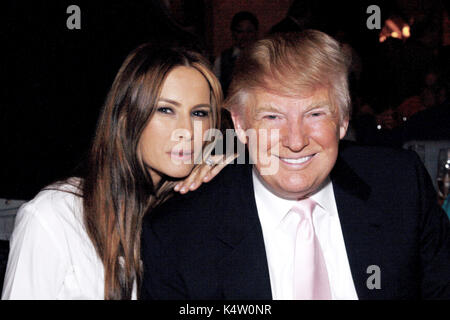 PALM Beach, FL - 2010: Donald Trump und Melania Knauss im Mar-A-Lago Verein im Jahr 2010 in Palm Beach, Florida. Personen: Donald und Melania Trump Getriebe Ref: MNC 79 MPI 122/MediaPunch Stockfoto