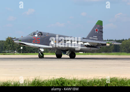 Kubinka, Moskauer Gebiet, Russland - Juli 2, 2013: Suchoi Su-25 SM RF -93037 der russischen Luftwaffe, die nach der Modernisierung in Kubinka Air Force Base. Stockfoto