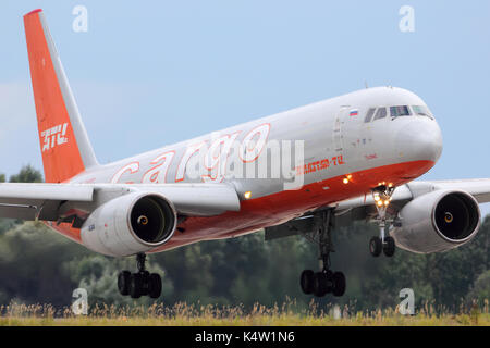 Schukowski, Moskau, Russland - 10. August 2015: Aviastar-Tu Tupolew Tu-204C RA -64032 Landung in Schukowski. Stockfoto