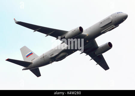 Schukowski, Moskau, Russland - 19. Oktober 2013: Tupolew Tu-204 R 64511 Aufklärungsflugzeug der russischen Luftwaffe test Flug bei Zhuk Stockfoto