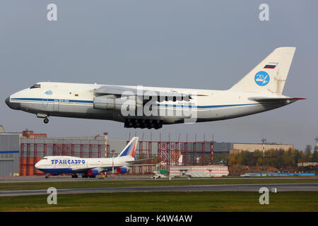 Vnukovo, Moskau, Russland - 17. Oktober 2015: Antonov -124-100 Ruslan RA -82039 der russischen Luftwaffe, die am internationalen Flughafen Vnukovo Stockfoto