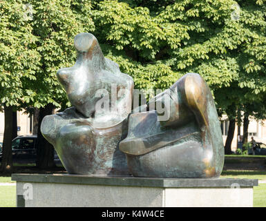 Henry Moore: Zweiteilige liegende Abbildung: Punkte, Bronze Skulptur 1969-1970, Alte Pinakothek, München, Bayern, Deutschland Stockfoto