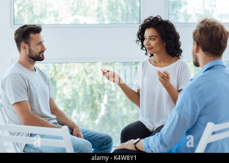 Professionelle nice Therapeut an ihre Patienten suchen Stockfoto