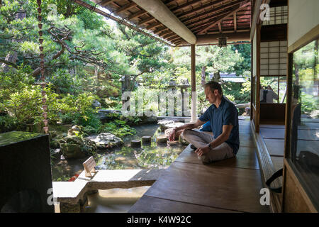 Mann in einem Garten der japanischen Samurai Haus saß. Nomura Familie samurai Museum. Kanazawa. Japan. Stockfoto