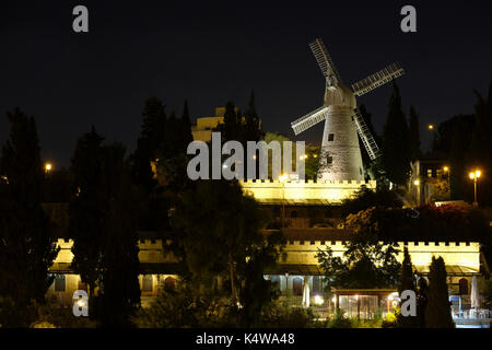 Blick in der Nacht auf die restaurierte Montefiore Windmühle, die 1857 im Stadtteil Mischkenot Sha'ananim erbaut wurde und zu der Zeit als sie Teil des osmanisch regierten Palästinas in West-Jerusalem-Israel war, von den Bemühungen des britischen jüdischen Bankiers Moses Montefiore errichtet wurde Stockfoto