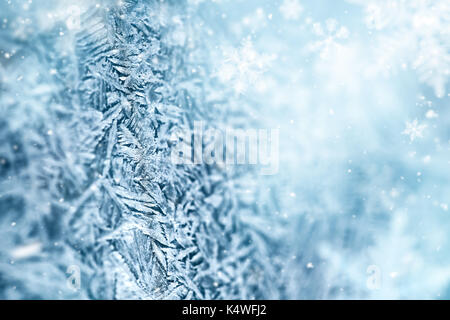 Makro von frost Crystal und gefallenen defokussierten Schneeflocken Stockfoto