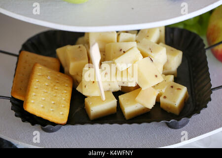 Nahaufnahme von Käse auf einem Holztisch Stockfoto