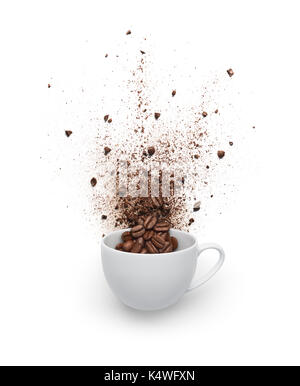 Kaffeebohnen und Pulver verschüttete aus Schale isoliert auf weißem Hintergrund Stockfoto