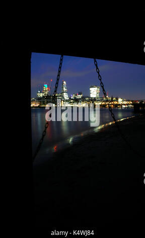 Blick auf die Themse, die Millennium Bridge und die Innenstadt von London von Bankside, London, UK Stockfoto