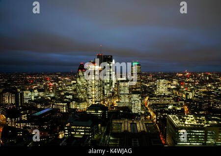 Der Londoner Skyline in der Abenddämmerung, London, UK Stockfoto