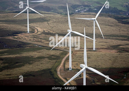 Luftaufnahme von vier Windenergieanlagen auf dem Pennines, Großbritannien Stockfoto