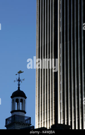 Turm von St. Helen's Bishopsgate in die Vorderseite von Turm 42, City of London, Großbritannien Stockfoto