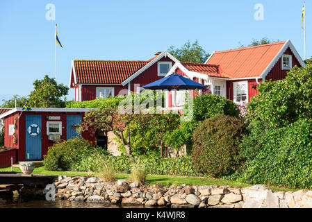 Karlskrona, Schweden - 28. August 2017: Reisedokumentation der Stadt Umgebung. Seaside Garden in Küsten Zuteilung Bereich mit roten und weißen Kabinen Stockfoto