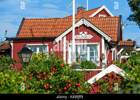 Karlskrona, Schweden - 28. August 2017: Reisedokumentation der Stadt Umgebung. Zuteilung Kabine mit vielen Details und Garten vor Tradit Stockfoto