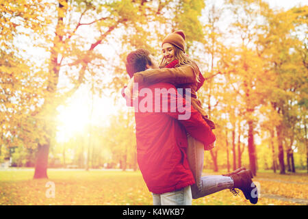 Glückliches junges paar Treffen im Herbst Park Stockfoto