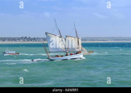 France, Manche (50), Cotentin, Granville, voilier traditionnel 'la Granvillaise' navigant dans la baie // France, Manche, Cotentin Peninsula, Granvill Stockfoto