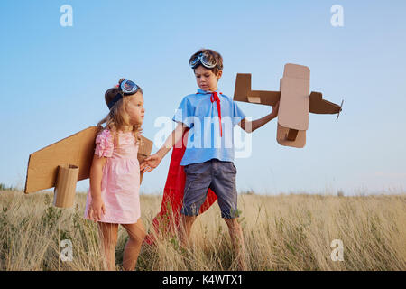 Bruder und Schwester in Anzügen von Superhelden Piloten gehen in n Stockfoto
