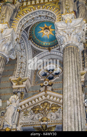 Säulen in der Kathedrale von Notre-Dame de Fourvière Stockfoto