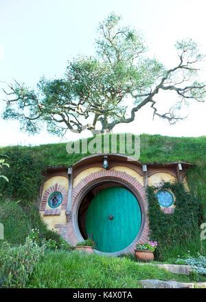 Blick auf den Eingang zum Bag End, hobbiton Movie, Matamata, Waikato, Neuseeland Stockfoto