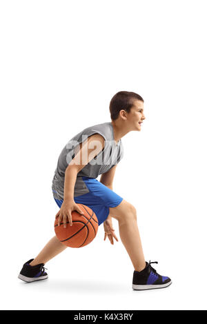 Profil Schoß eines jungen Dribbling ein Basketball auf weißem Hintergrund Stockfoto