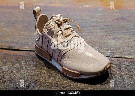 Adidas hender Regelung Leder Schuh für Verkauf für $ 1.000 pro Paar an der Nike KITH Store am Broadway in Greenwich Village, New York City. Stockfoto