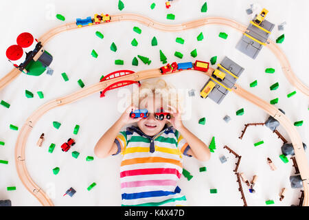 Kinder Spielen Mit Spielzeugeisenbahn Eisenbahn Kinder Spielen Mit 