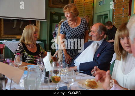 Privatfeier, Familiengeburtstag, Party, 70 Geburtstag, Der Schwan, Tarporley, Cheshire, Jagdzimmer, Familie, Alte Kameraden. Stockfoto