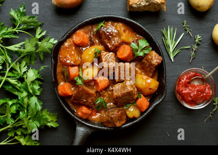 Geschmortem Rindfleisch und Gemüse in Pfanne, Ansicht von oben Stockfoto