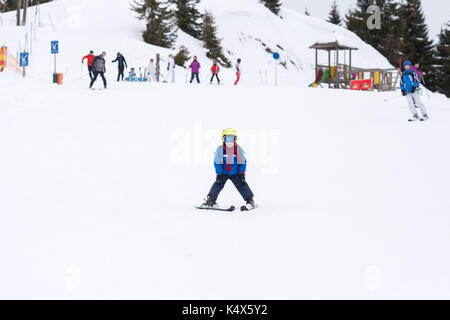 Junge Vorschulkind, Skifahren auf Schnee Piste im Skigebiet in Österreich, Winter Stockfoto