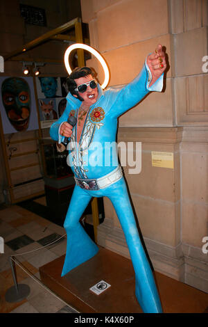 Elvis Presley Karikaturen-Figur mit Heiligenschein, Kelvingrove Art Gallery und Museum, Glasgow, Schottland/ Schottland. Stockfoto