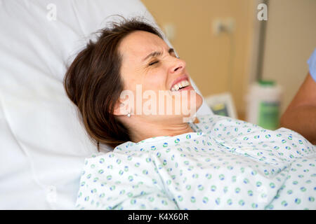 Schwangere Frau im Kreißsaal, in Wehen Stockfoto