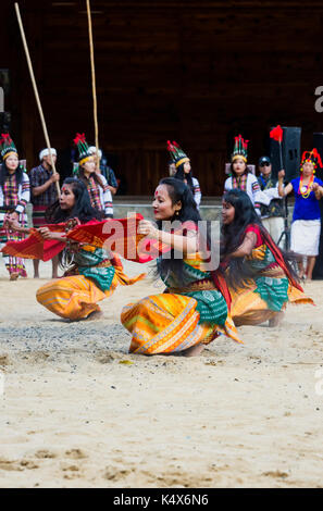 Stammes-Ritual tanzt an der Hornbill Festival, Kohima, Nagaland, Indien Stockfoto