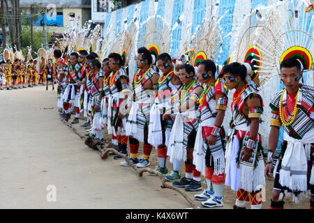 Naga stammesangehörigen am Stein ziehen Zeremonie teilnehmenden während Kisima Nagaland Hornbill Festival, Kohima, Nagaland, Indien Stockfoto