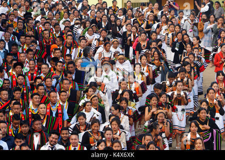 Naga stammesangehörigen am Stein ziehen Zeremonie teilnehmenden während Kisima Nagaland Hornbill Festival, Kohima, Nagaland, Indien Stockfoto