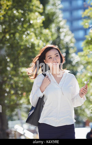 Japanische Frau wandern im City Park in Tokio Stockfoto