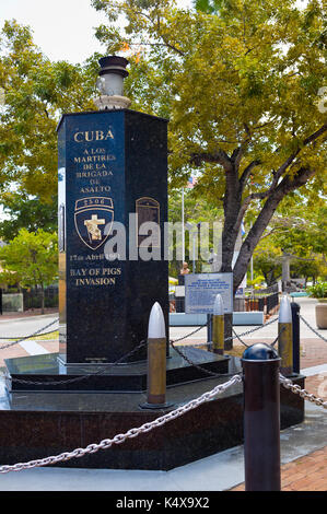 Denkmal für die Invasion in der Schweinebucht. Calle Ocho. Miami. Florida. USA. Sitzung innerhalb eines kleinen Median in der Gegend von Little Havana Miami ist Kuba Stockfoto