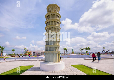 Das architekturmodell Der Schiefe Turm von Pisa ist ein architektonisches Wunder im touristischen Bereich errichtet, um Besucher anzuziehen Stockfoto