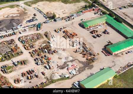 Oben Blick auf Country Motor Depot in der Nähe von Istrien Stadt in der Region Moskau im Sommer Tag Stockfoto