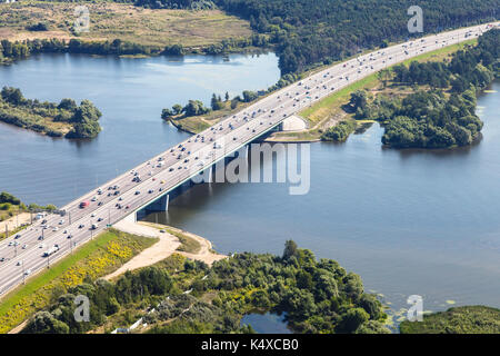 Oben Blick auf Novorizhskoye Shosse der Russischen route Ostsee Autobahn M9 über die Moskwa in Moskau Stadt Stockfoto